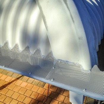  Mesh protection on a bull-nosed verandah 