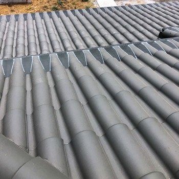  Mesh protection on a Swiss tiled roof 